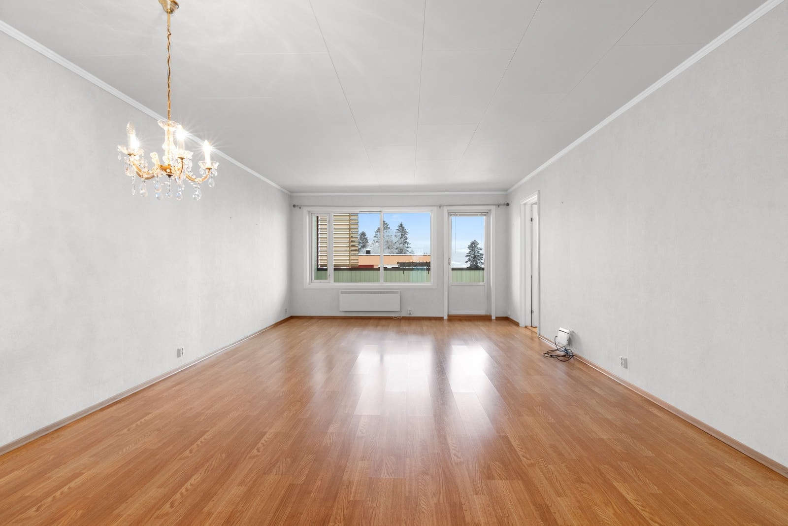 Romslig stue/spisestue med store vindusflater som slipper inn godt med naturlig lys. Galleribilde