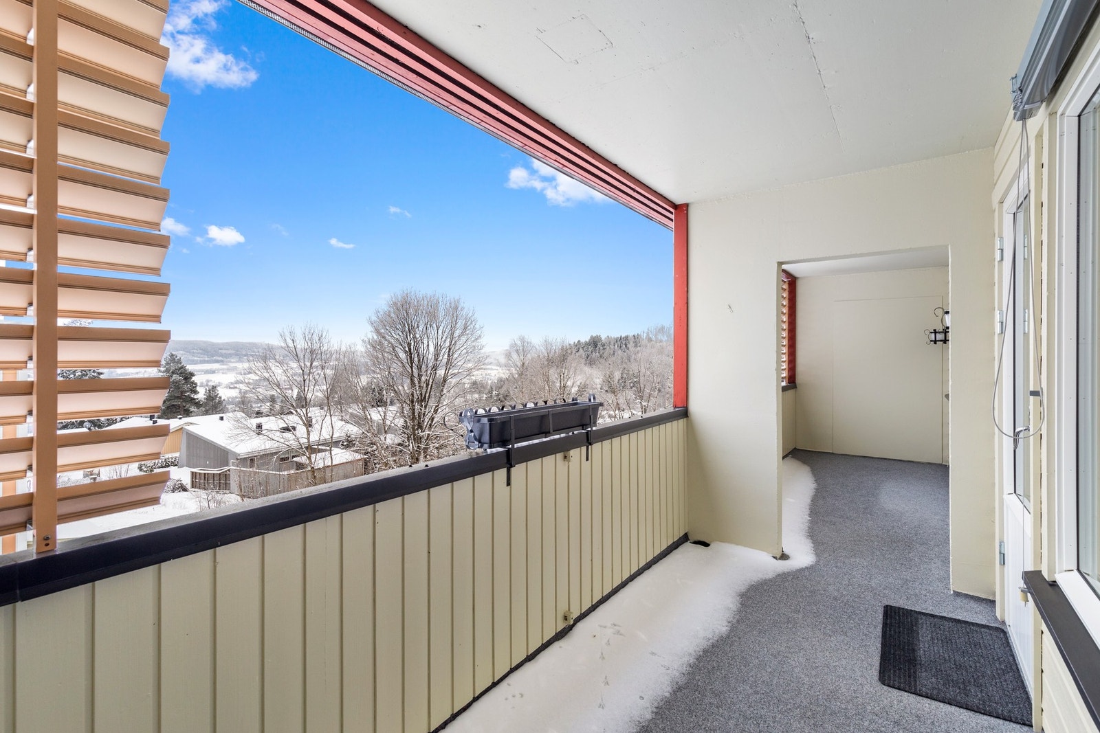 Balkongen strekker seg langs med leiligheten og byr på mye plass til utemøbler og god utsikt. Galleribilde