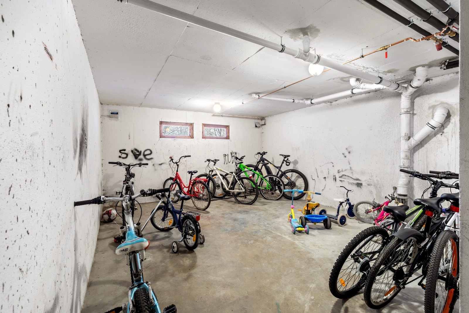I kjelleren er det felles sykkelbod. Galleribilde
