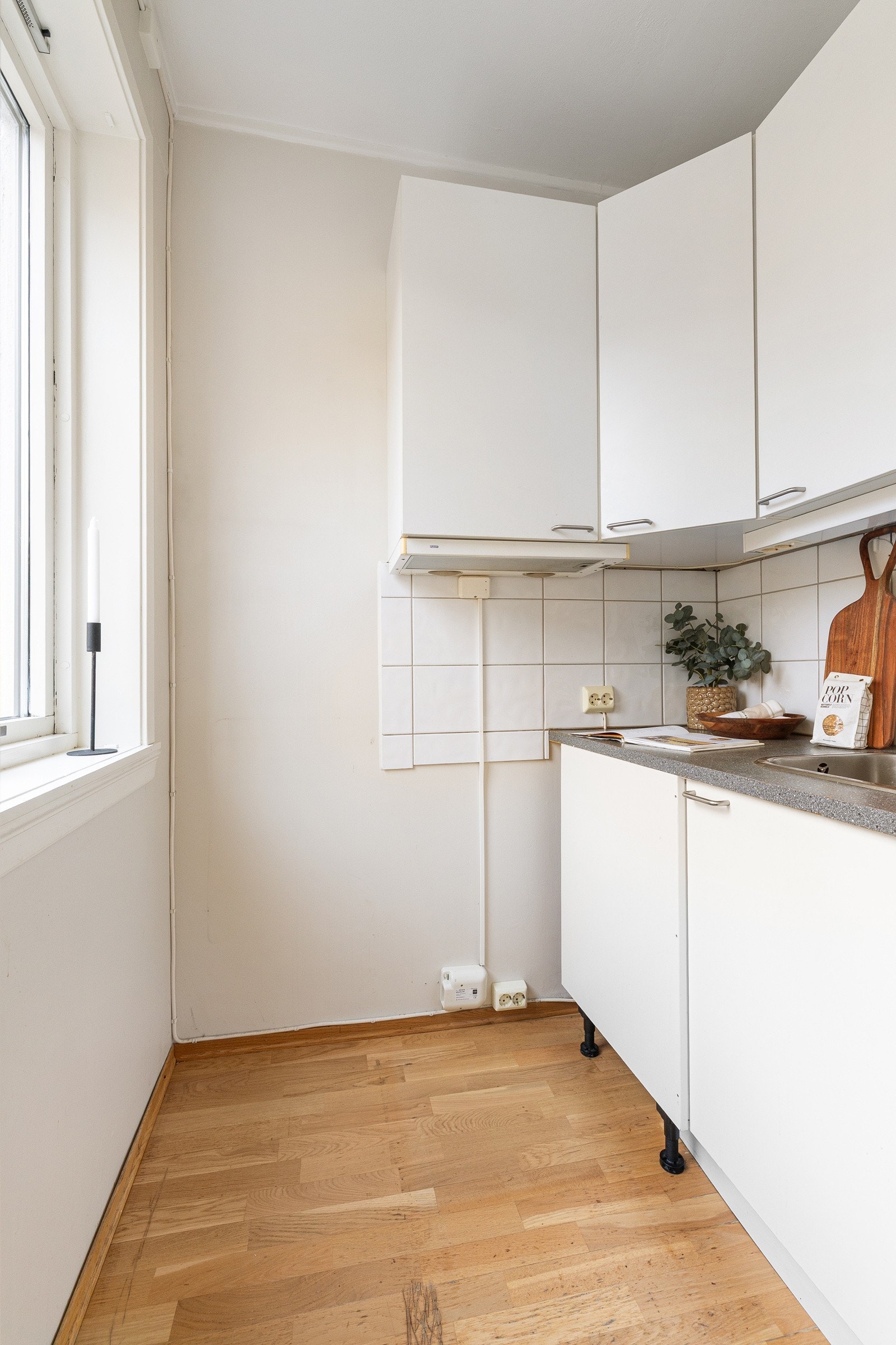 Innredning med kullfiltervifte over stekesonen og opplegg for komfyr. Det er etablert komfyrvakt Galleribilde