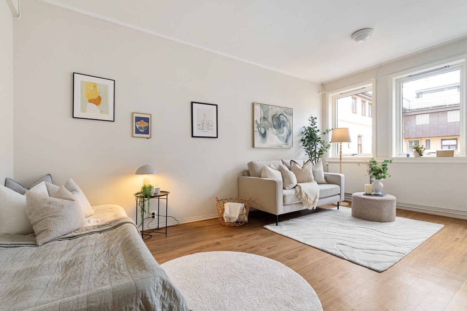 Romslig stue i åpen løsning med kjøkkenet som skaper et sosialt og arealeffektivt oppholdsrom Galleribilde