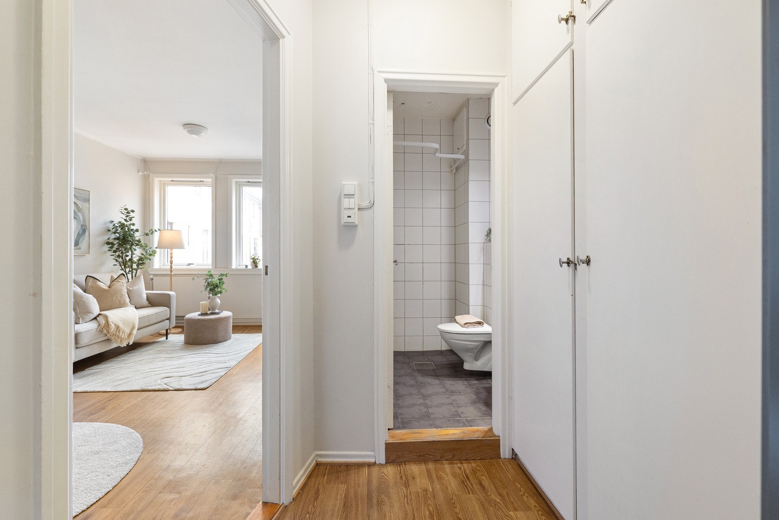 Entréen fremstår lys og byr på praktisk garderobeskap. Ekstern lagringsplass i 2 boder Galleribilde