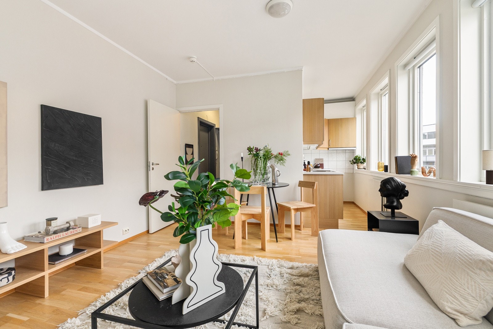 Attraktiv & lys 2-roms like ved Slottet i rolig, enveiskjørt gate Galleribilde