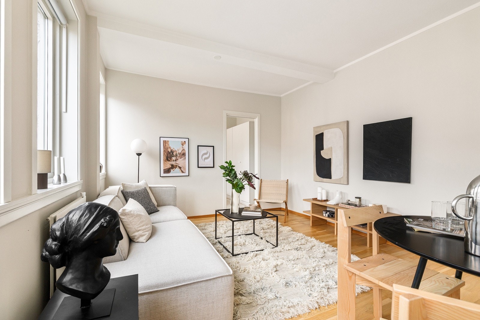 Stuen har plass til sofagruppe med tilhørende møblement og spisebord Galleribilde