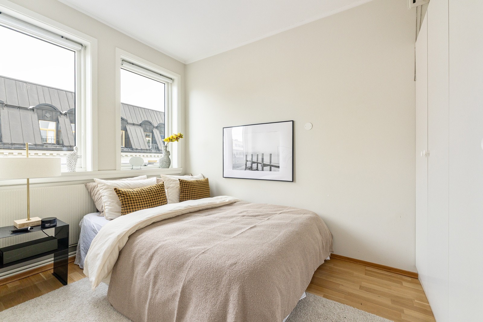 Leiligheten har et godt soverom med fine vindusflater. Galleribilde