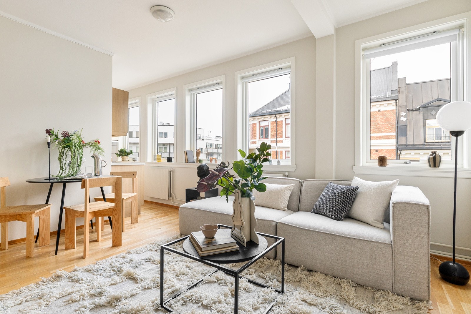 Romslig stue som skaper et sosialt oppholdsrom Galleribilde