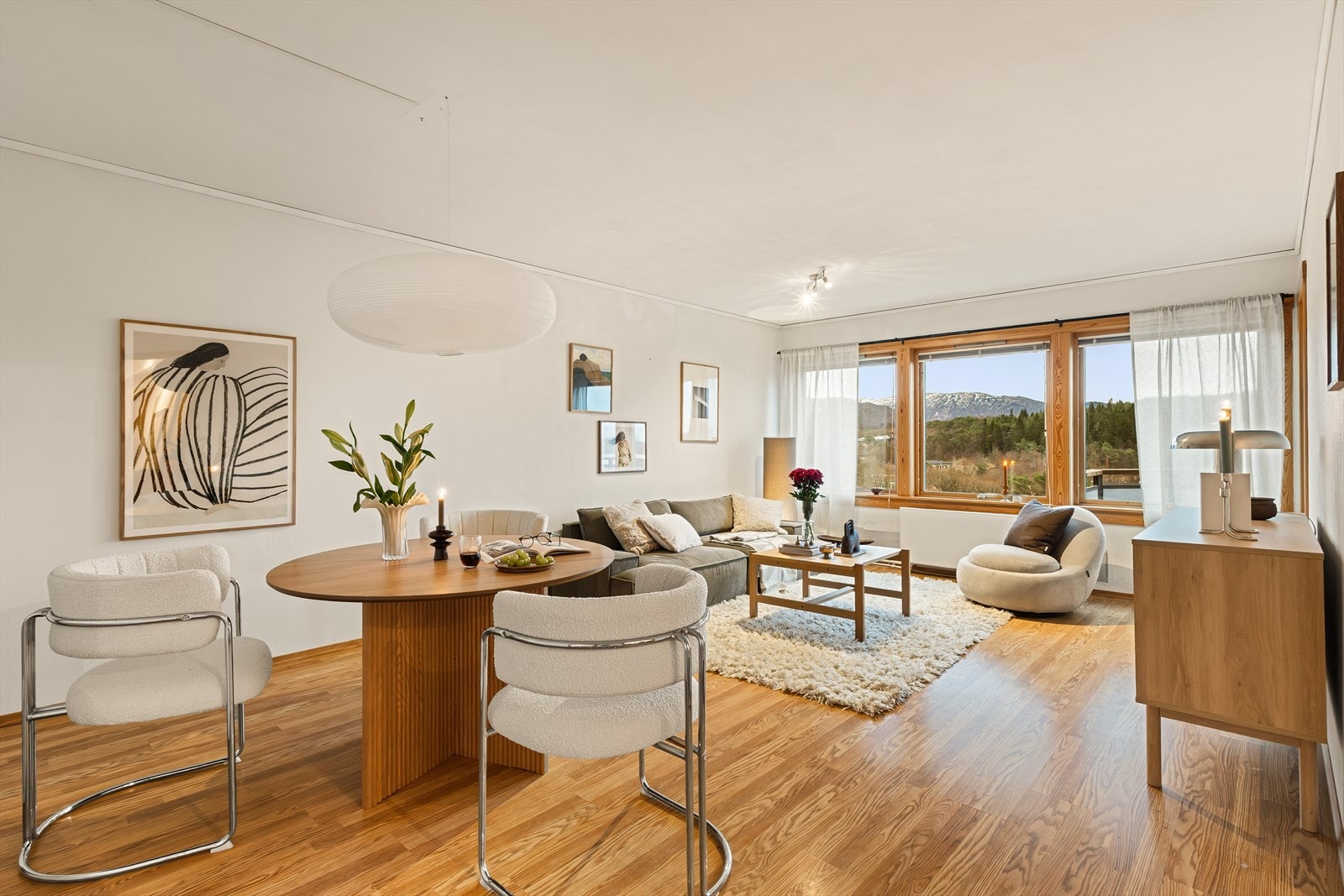 Stuen rommer 25 m² og har plass til både sofagruppe og spisebord Galleribilde