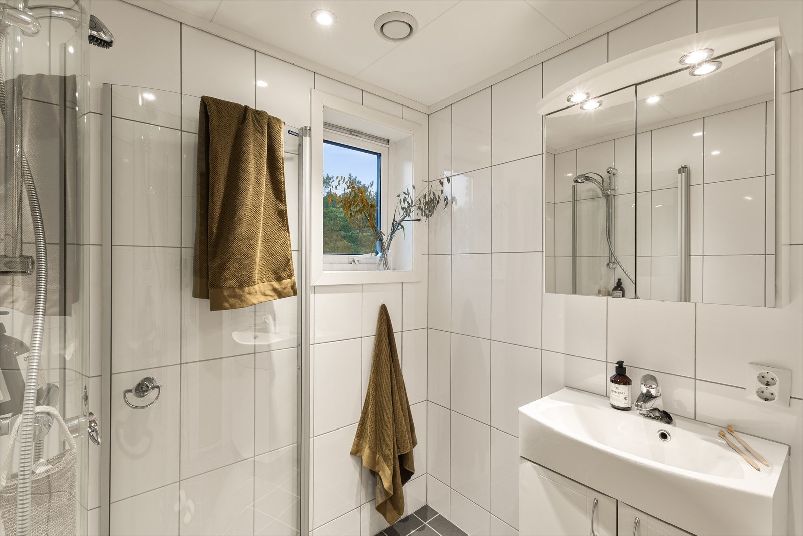 Bad ble renovert i 2014 i regi av borettslaget. Dokumentasjon foreligger i Boligmappa. Galleribilde