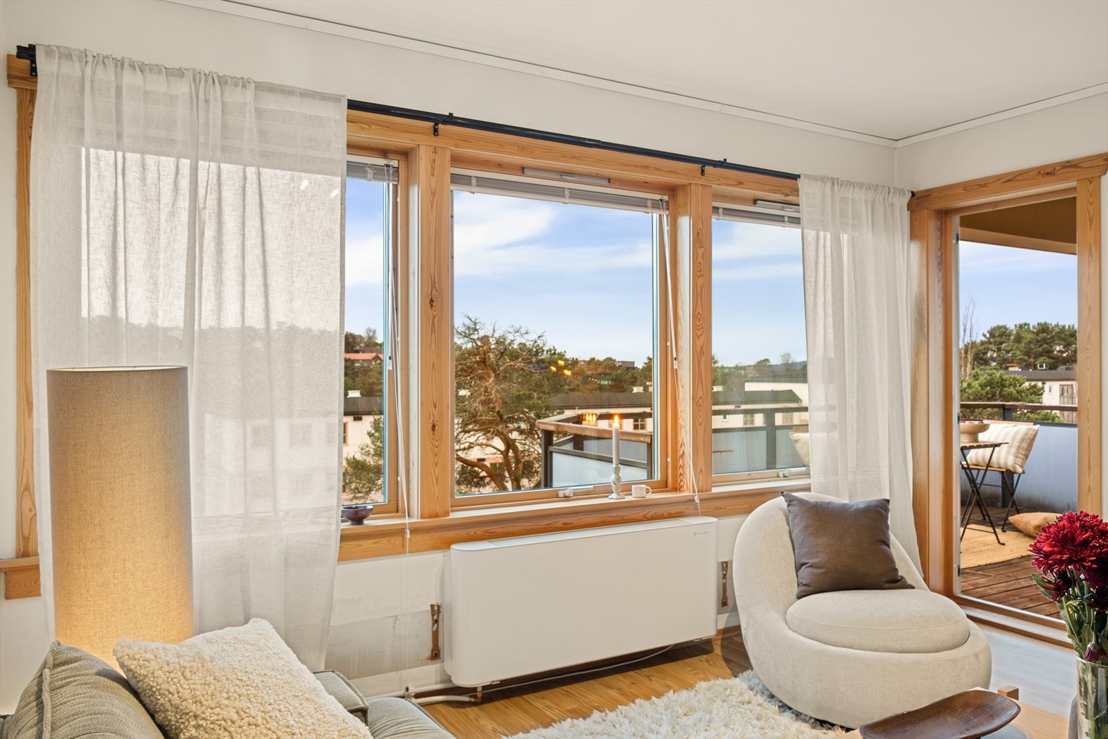 Fra stuen er det utgang til sørvendt balkong med gode solforhold Galleribilde