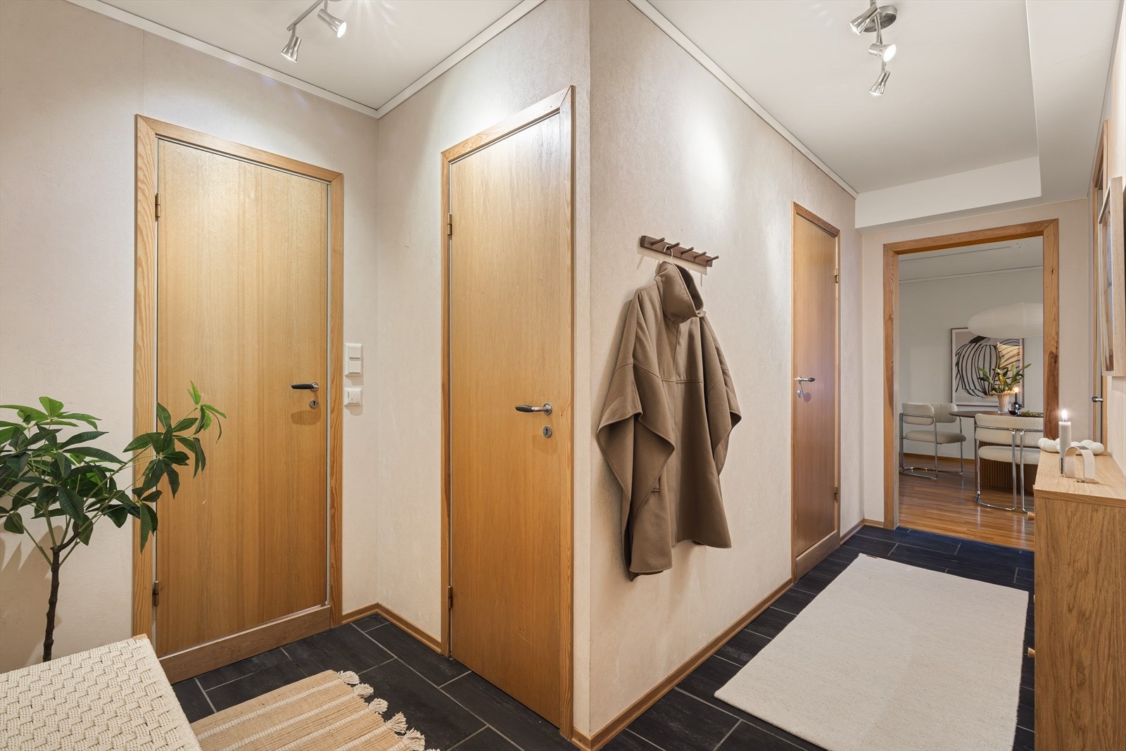 Romslig entré med gode oppbevaringsmuligheter Galleribilde