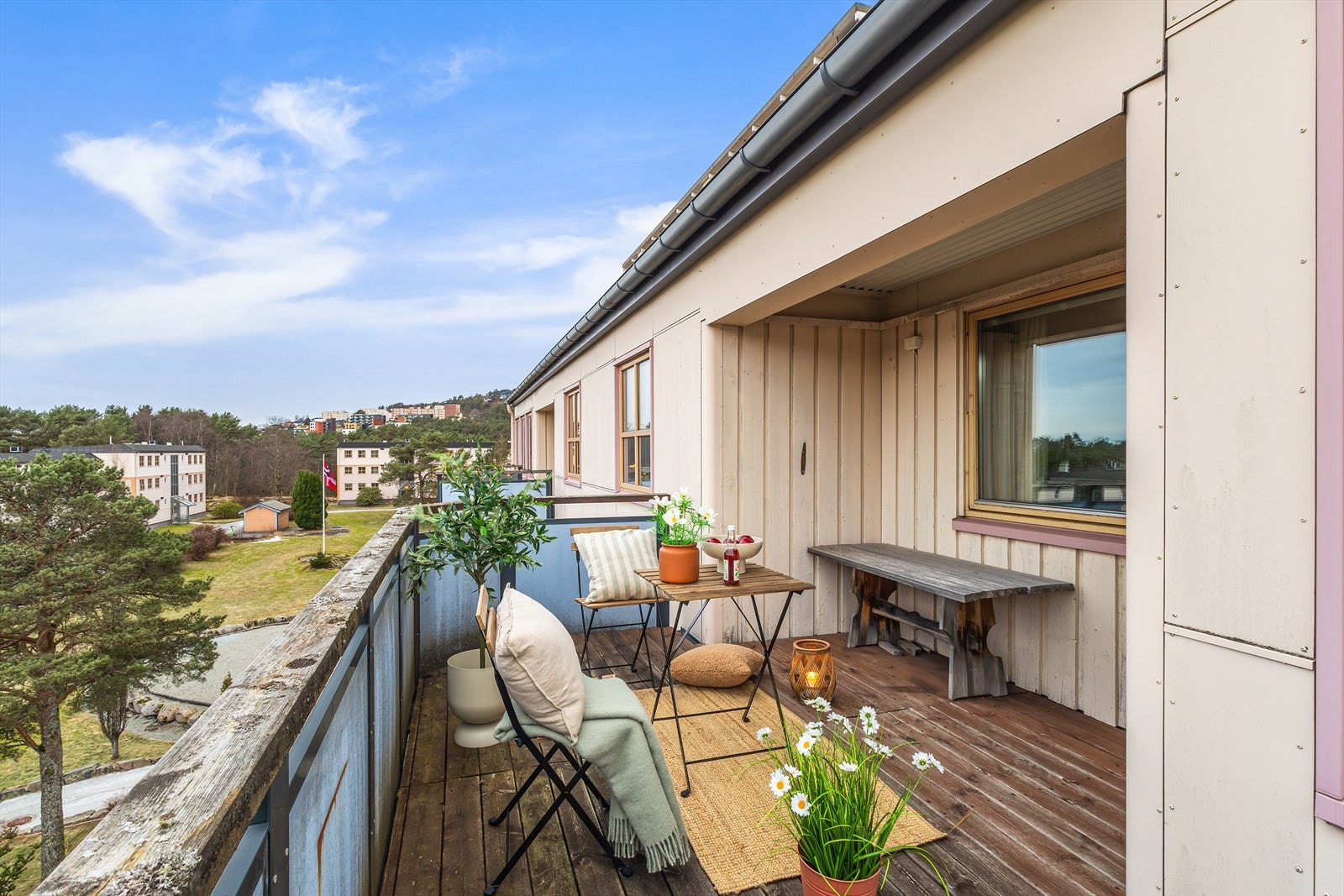 Ingenting som skjermer for solen mot vest, så her har man sol på balkongen lenge Galleribilde