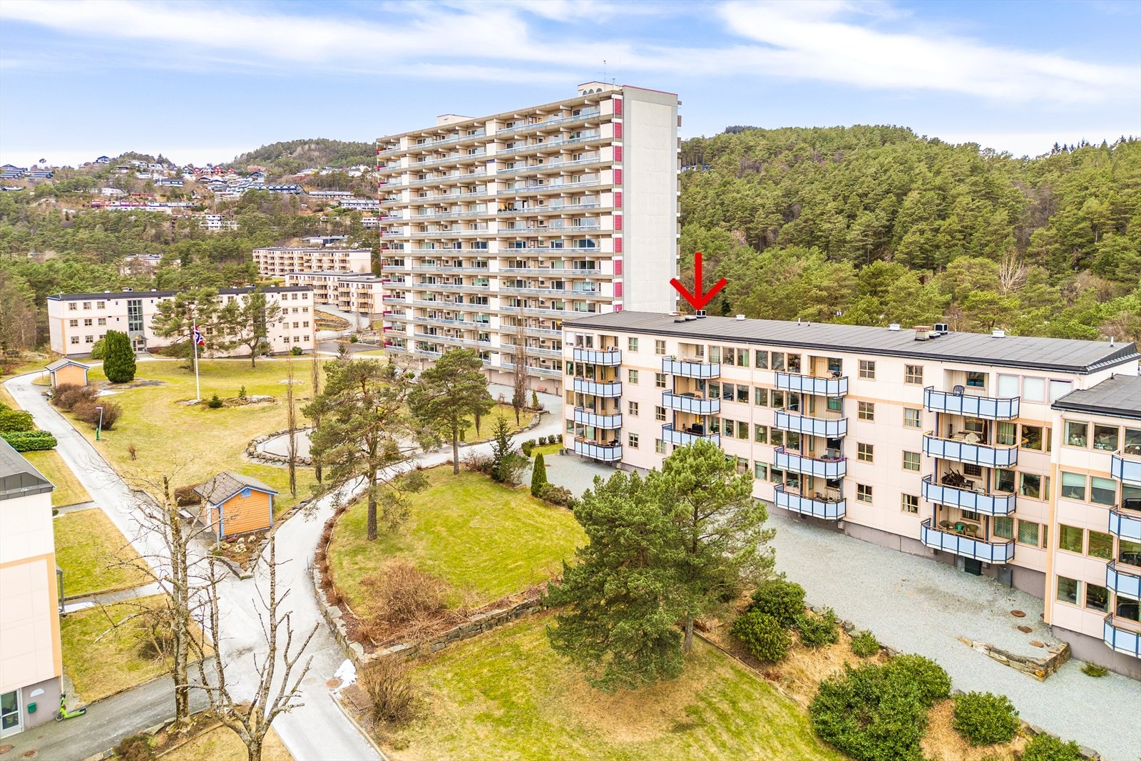 Leiligheten ligger i byggets toppetasje, lite preget av støy Galleribilde