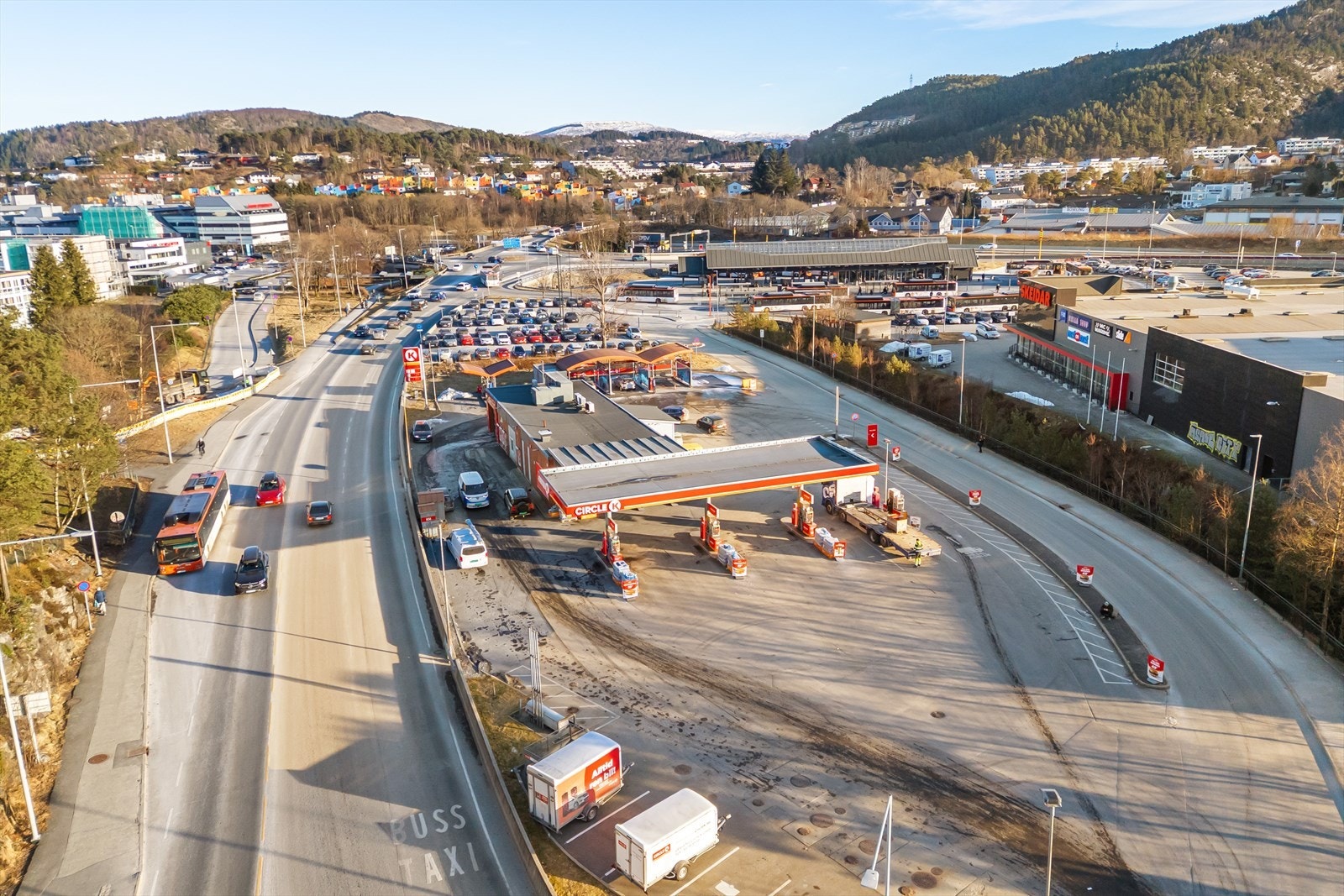 Fra inngangsparti er det ca. 650 meter å gå til Åsane senter / Åsane terminal Galleribilde