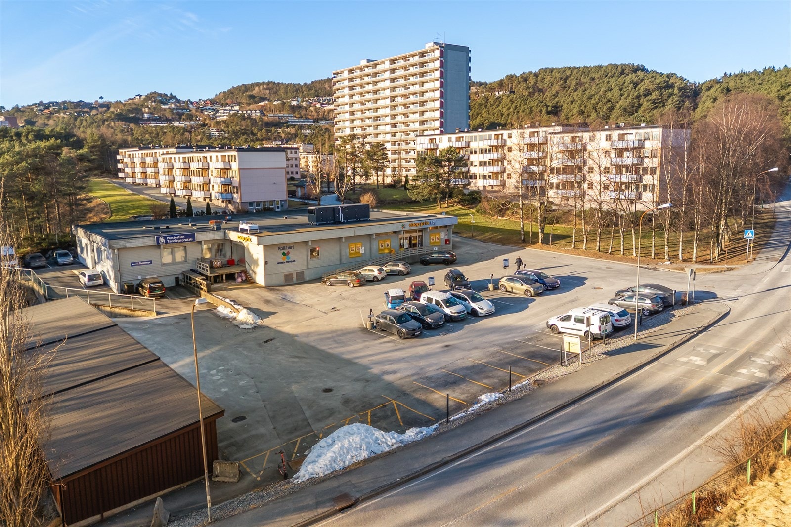 Ca. 100 meter å gå til nærmeste dagligvare som er Coop Prix! Her er det også mulig å parkere for beboere. Galleribilde