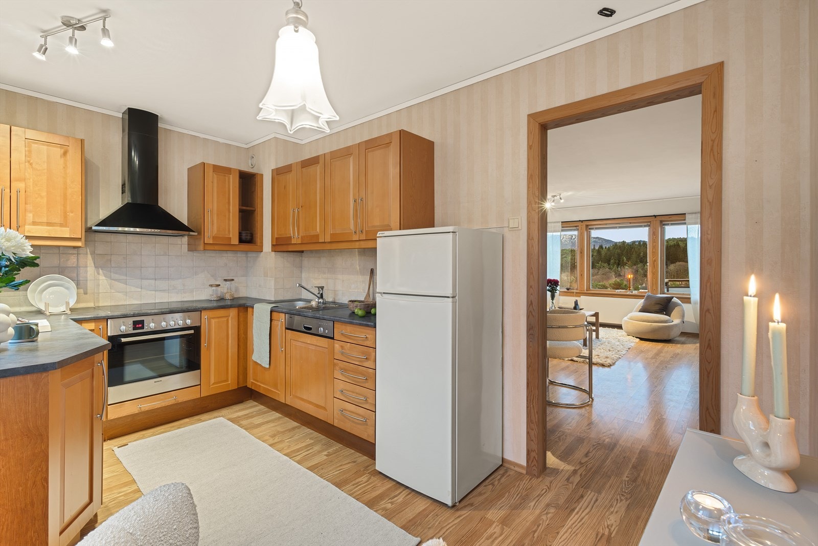 Kjøkken har delsvis åpen løsning mot stue Galleribilde