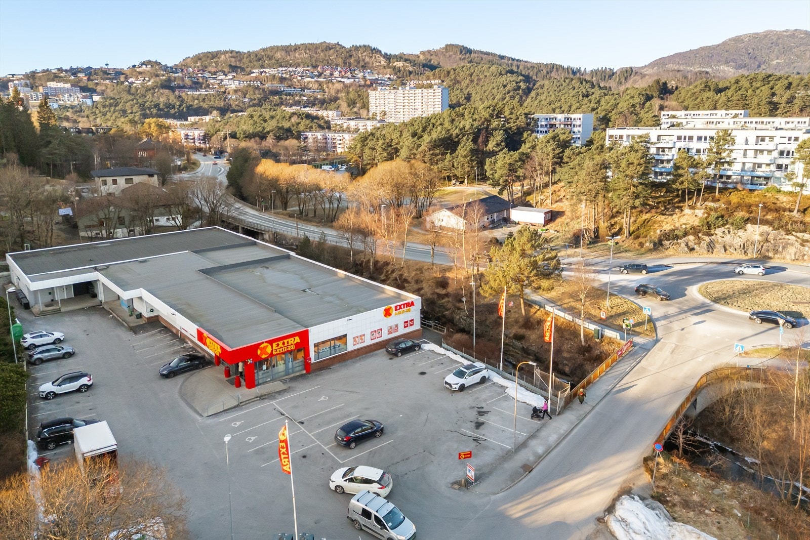 Kort gangavstand til eksepsjonelle bussforhold i hovedveien samt næringsområde der du finner Coop Extra, Mova treningssenter, Bella Italia m.m. Galleribilde