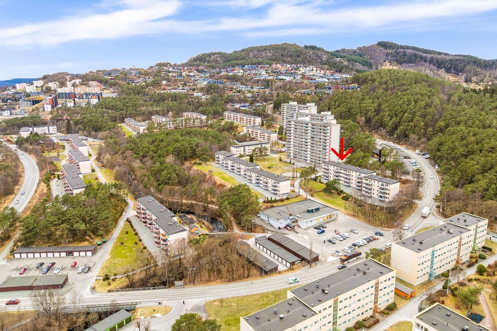 Prestestien borettslag er med sine 655 leiligheter Bergens største borettslag - og har en meget praktisk plassering i Åsane Galleribilde