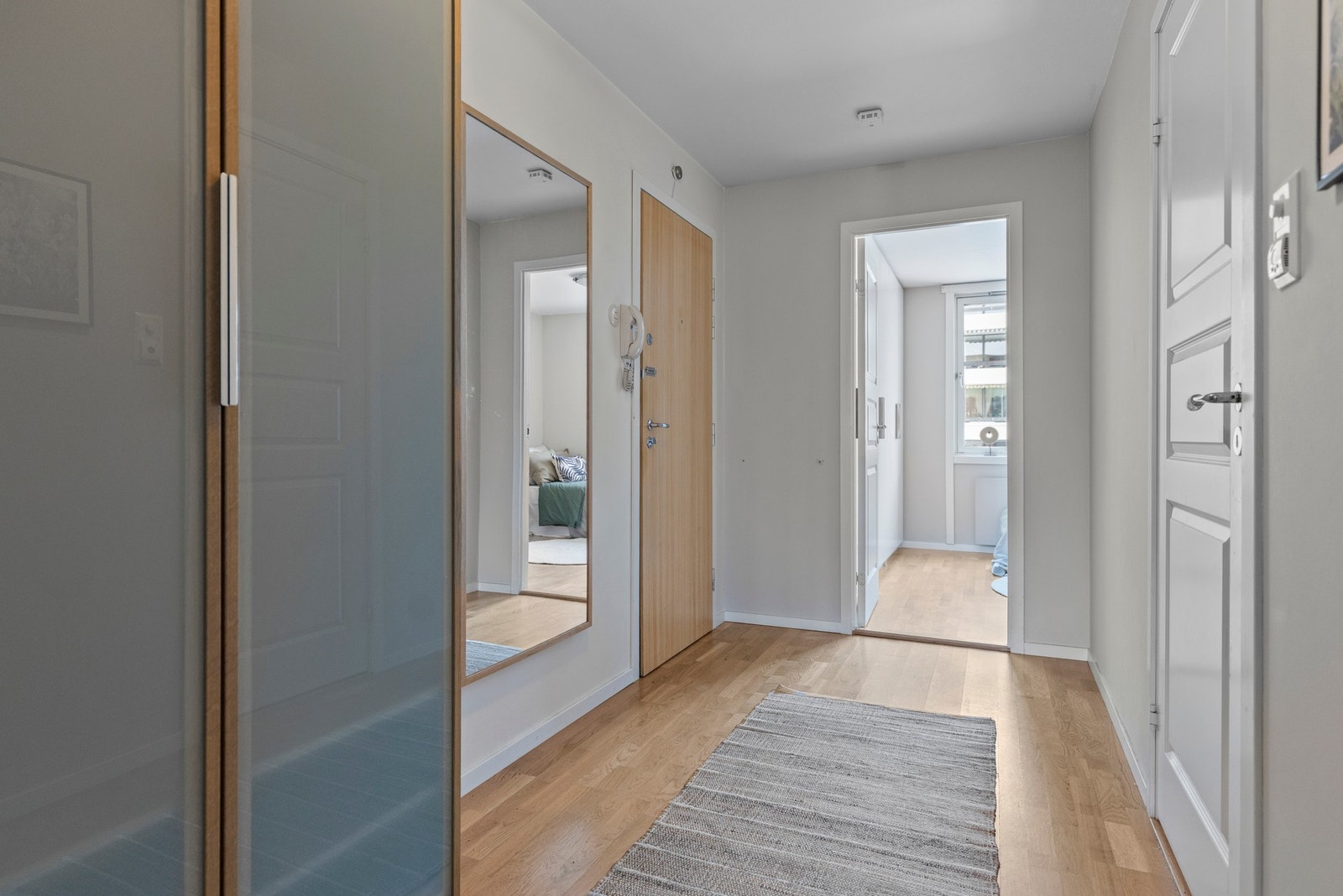 Det er plass til en romslig garderobeløsning i tilknytning entréen - som gir god plass til yttertøy og sko, og sørger for en ryddig og funksjonell start på hjemmet. Galleribilde