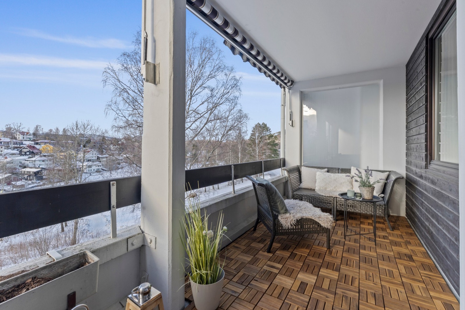 Her er det god plass til sittegruppe og grill, noe som gjør verandaen til en forlengelse av oppholdsrommet. Galleribilde