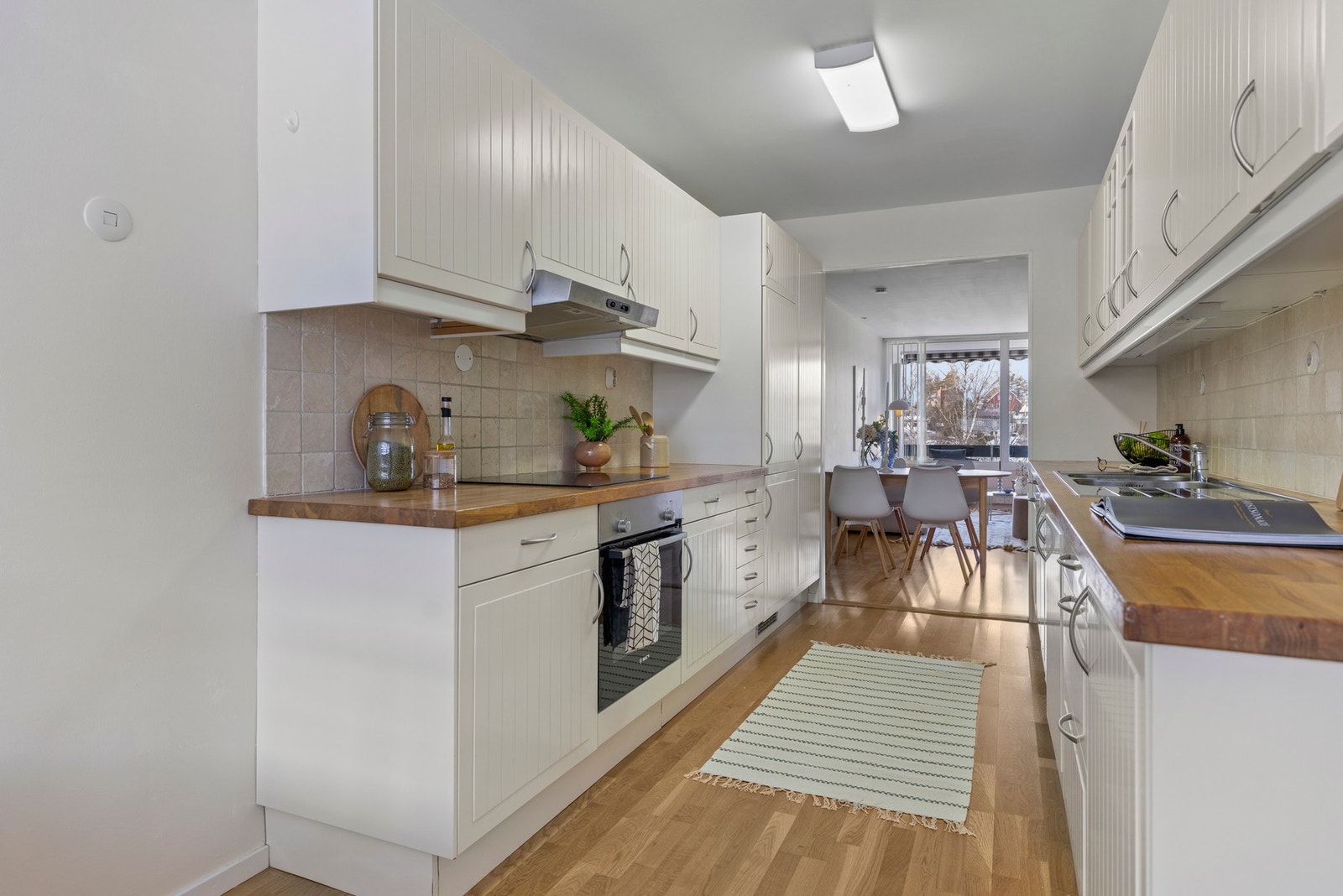 Her er alt lagt til rette for både hyggelige middager med venner og familie, og en funksjonell hverdag med alt du trenger innen rekkevidde. Galleribilde