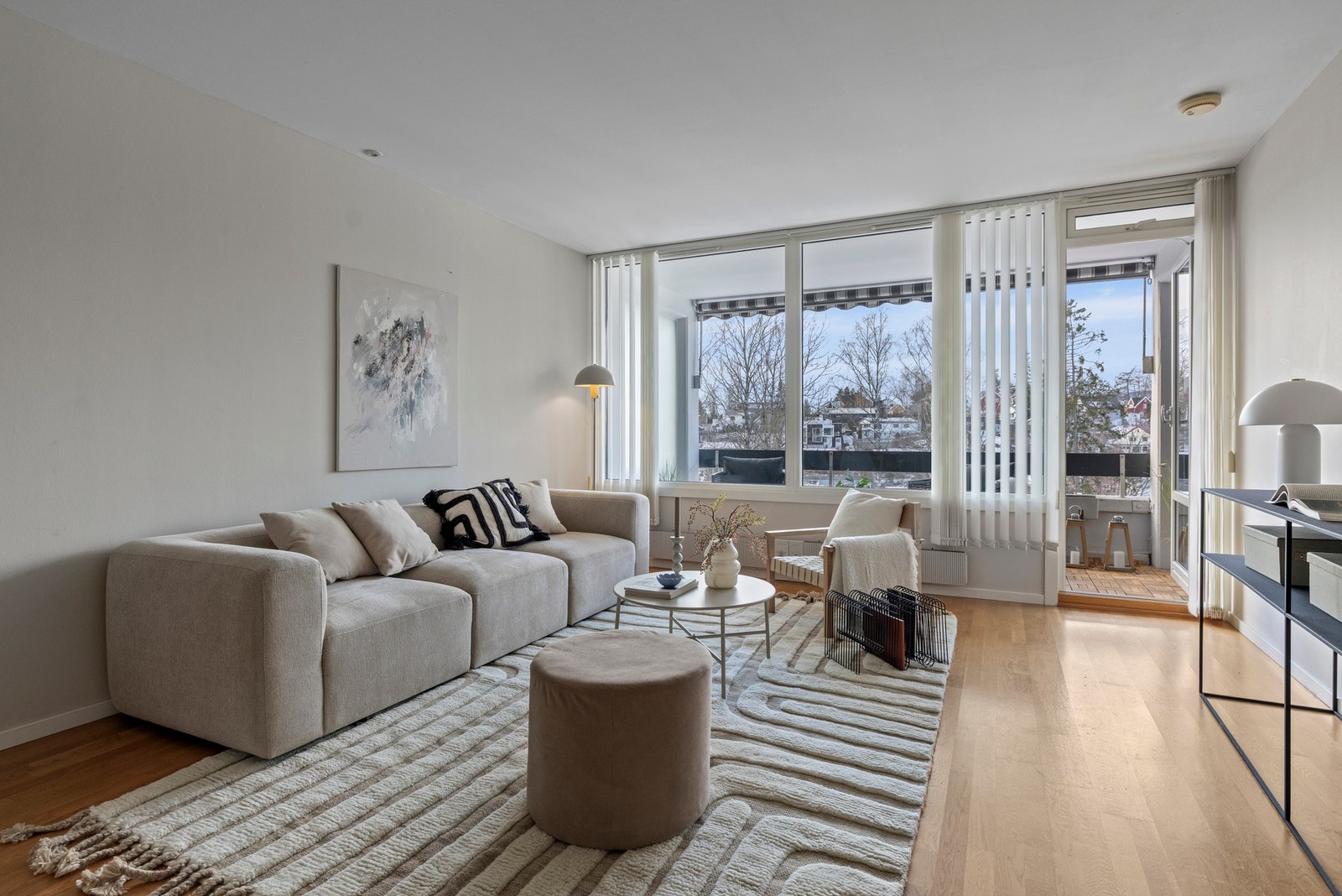 Leilighetens naturlige samlingspunkt er den romslige stuen med åpen planløsning. Galleribilde