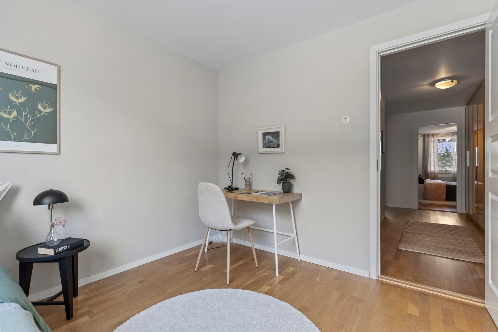 Det medfølger en romslig garderobeløsning på soverom 2. Galleribilde