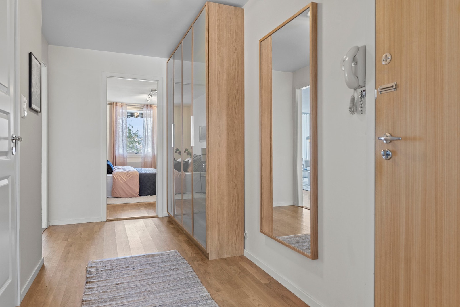 Velkommen inn i en lys og innbydende entré! Galleribilde