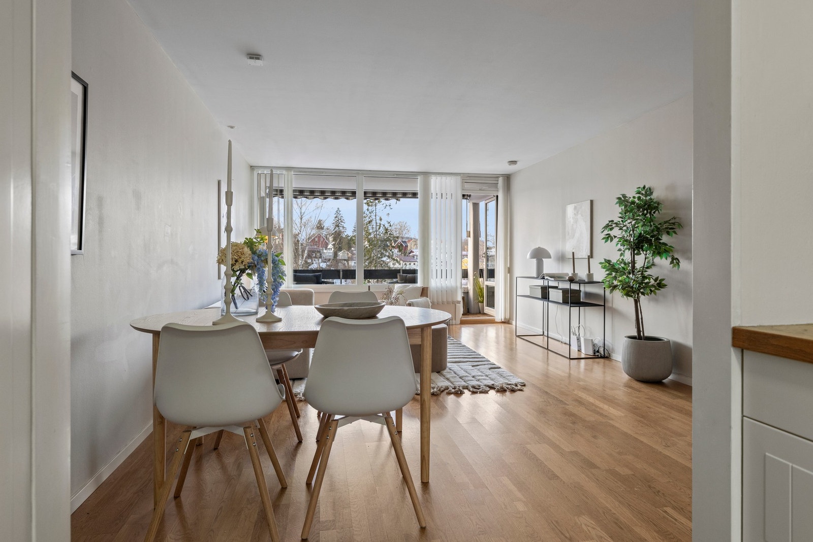 Takhøyden i stuen er målt til 2.41 meter. Galleribilde