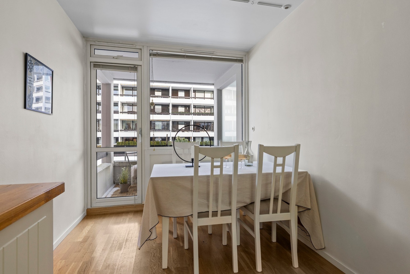 Ved kjøkkenet er det muligheter for å sette opp en lettvegg for soverom 3/kontor. Galleribilde