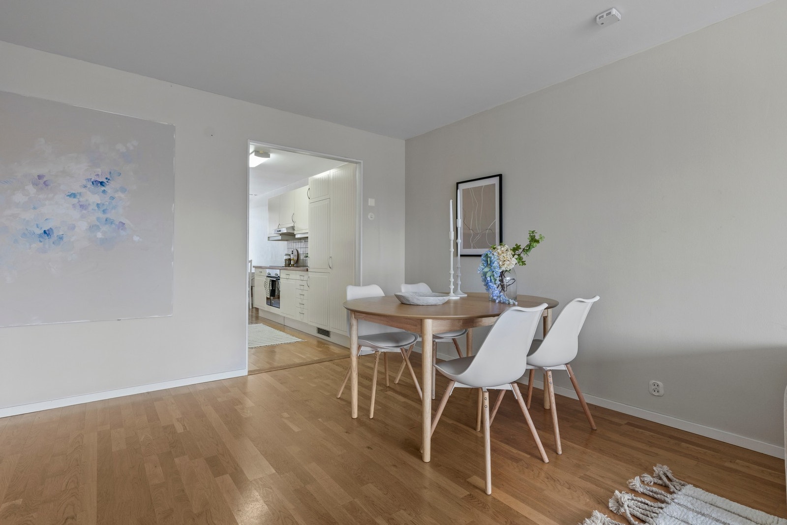 Videre er det en naturlig sone til spisegruppe mellom stuen og kjøkken. Galleribilde