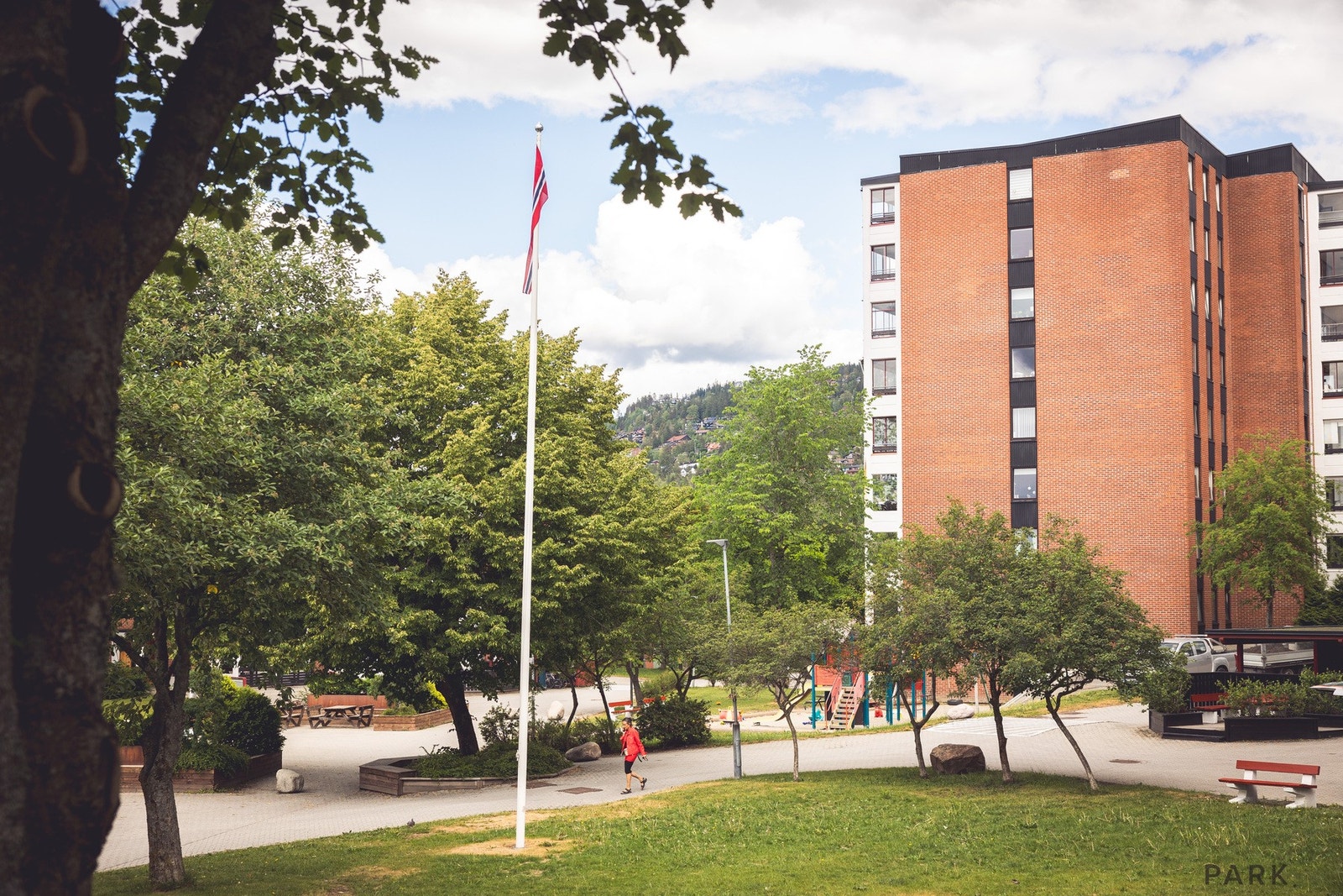 Her bor du i grønne og bilfrie omgivelser, med store fellesarealer, lekeplasser, fotballbaner og nærmiljøets mest populære akebakke rett i nærheten. Galleribilde
