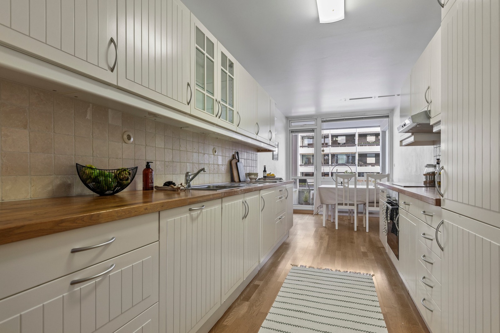 Det er integrerte hvitevarer som oppvaskmaskin, steketopp og ovn samt kjøl/frys, noe som gjør hverdagen enkel. Galleribilde