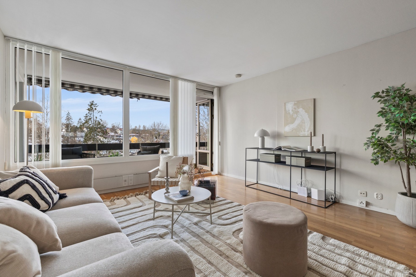 Store vindusflater slipper inn rikelig med naturlig lys og, sammen med lyse vegger, skaper de en luftig og behagelig atmosfære. Galleribilde