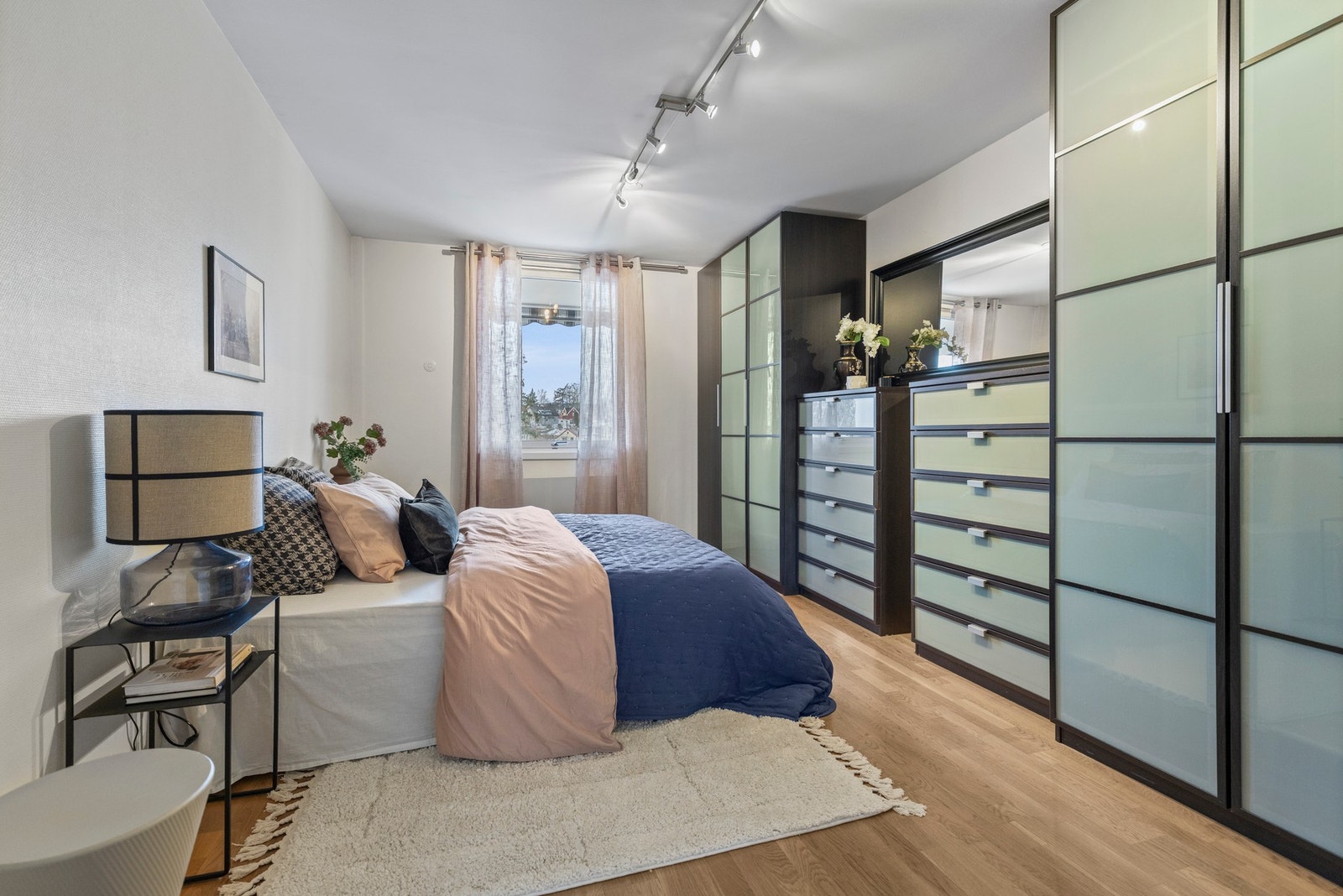 Hovedsoverommet fremstår som lyst og delikat, med plass til dobbeltseng og tilhørende møbler. Galleribilde