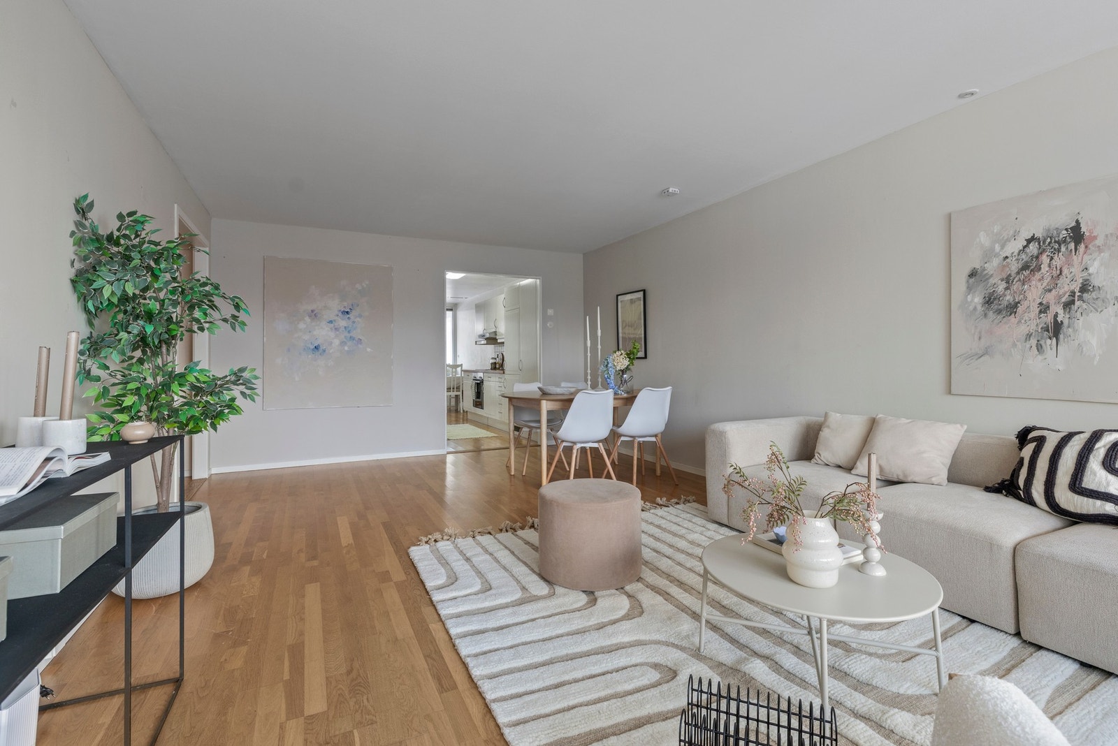 Her er det rikelig med plass til både en koselig sofagruppe og en stor spisestue - perfekt til både hverdagsliv og sosiale sammenkomster. Galleribilde