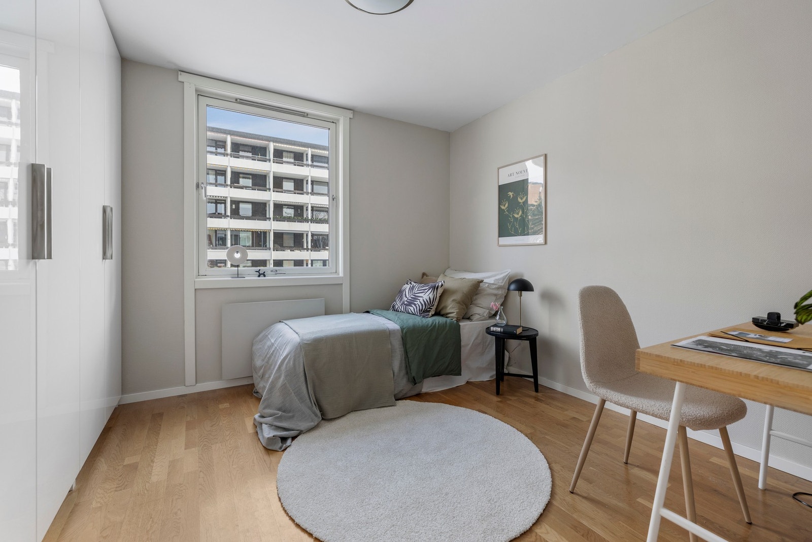 Soverom 2 fremstår også som lyst og delikat, med plass til dobbeltseng og tilhørende møbler. Galleribilde