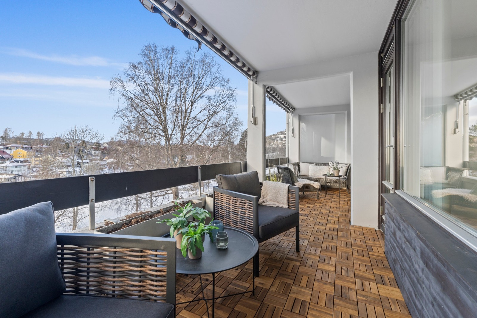 En gjennomgående og lys 3(4)-roms med vestvendt veranda og østvendt balkong, fantastisk beliggenhet i ett av Oslos beste borettslag. Galleribilde