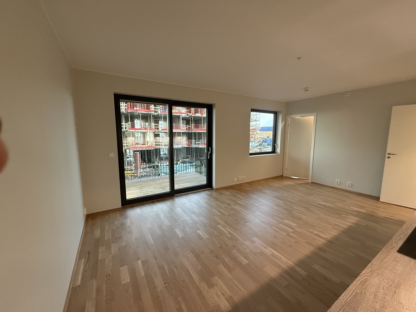 Romslig stue med store vinduer som gir ett vakkert lysinnslipp Galleribilde