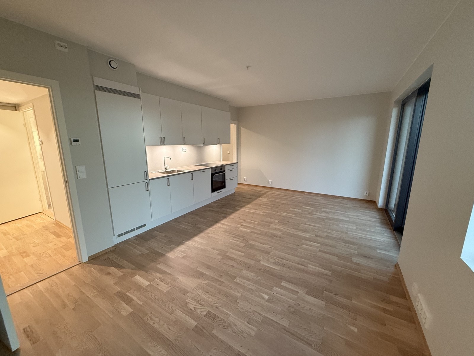 Den åpne løsningen gir flere møbleringsmuligheter, og det er store dører ut mot balkong Galleribilde