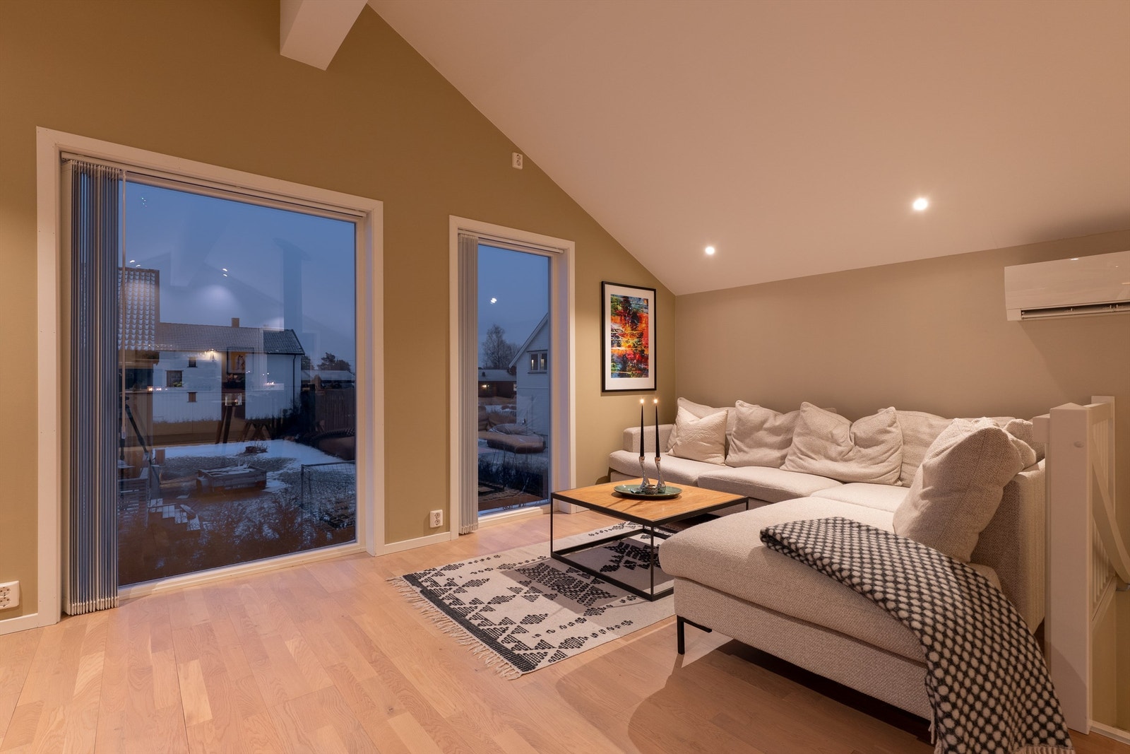 I tillegg til vedovn er også luft-luft varmepumpe montert i stuen. I første etasje er det elektrisk gulvvarme i flere rom. Galleribilde