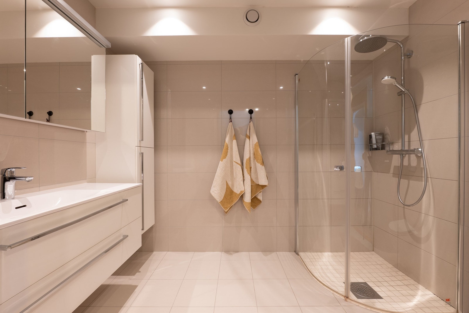 Badets møbler er fra Foss Bad og har oppbevaringsmuligheter i både speilskap, høyskap og hendige servantskuffer. Enkelte forhold ved badet er gitt TG 2. Galleribilde