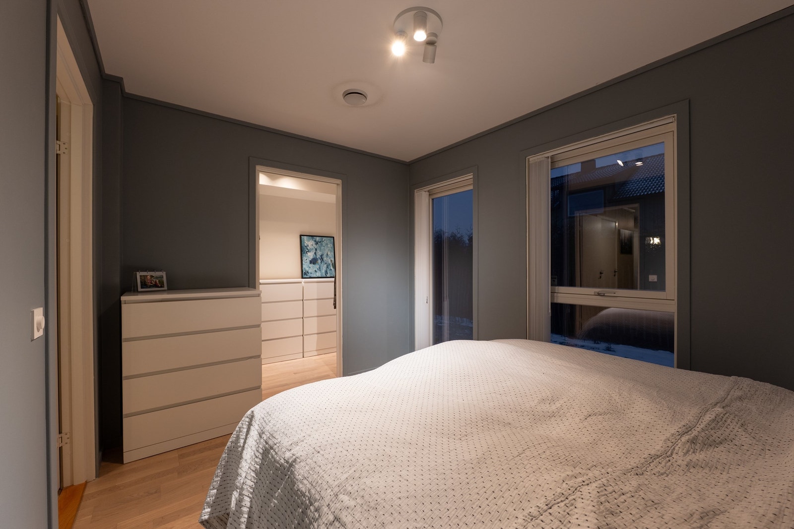 Hovedsoverommet har tilknyttet bod på ca. 3,5 kvm. som også fyller rollen som garderobe. Galleribilde