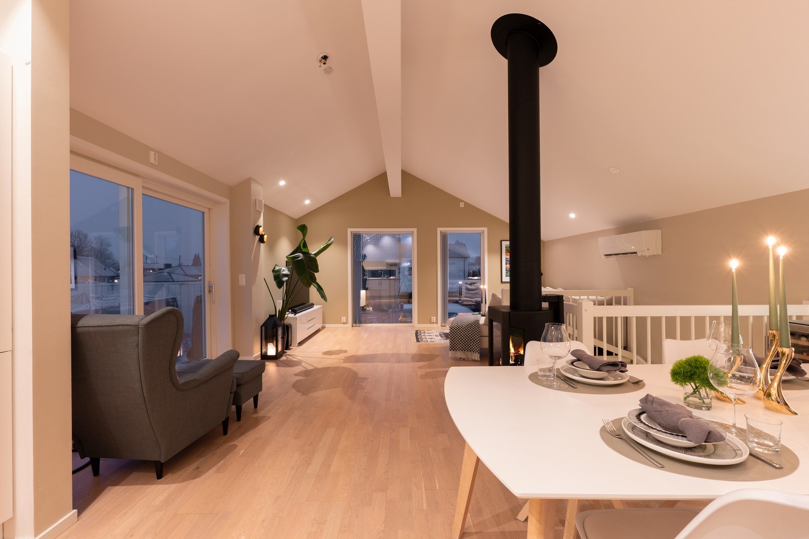 Malerarbeid er utført i de fleste rom i senere år, stuen og kjøkkenet inkludert. Ytterligere overflatebehandling kan stedvis være naturlig, alt etter eget ønske. Galleribilde