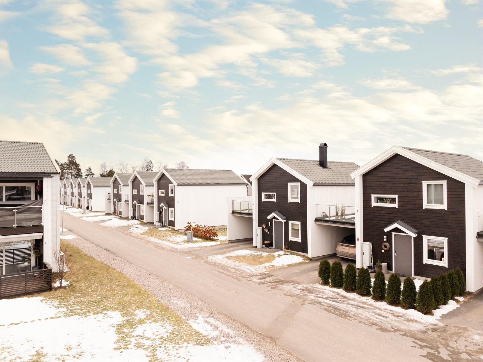 Boligens plassering på enden gir fordelen av tilknyttet hage på tre av fire sider. Gressklipping og annet hagestell utføres av seksjonseierne. Galleribilde