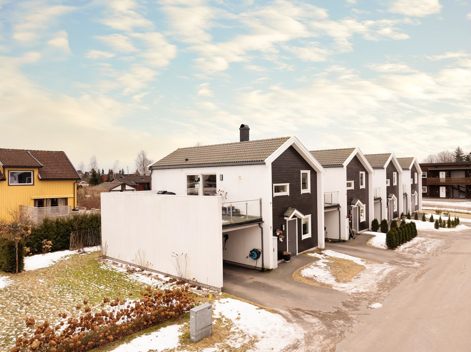 Boligen ble oppført i 2018 med moderne arkitektur og god standard. Den er én av totalt 32 i Sameiet Bodalsjordet og attraktivt beliggende i 20-rekkens ende. Galleribilde