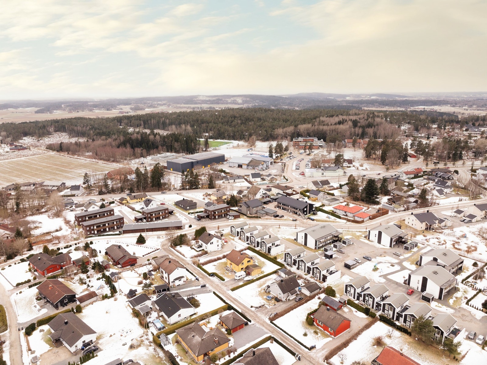 Til Sandbakken barne- og ungdomsskole er det ikke mer enn 500 meters gange. Ved skolen ligger også barnehage, idrettsanlegg og dagligvareforretning. Galleribilde