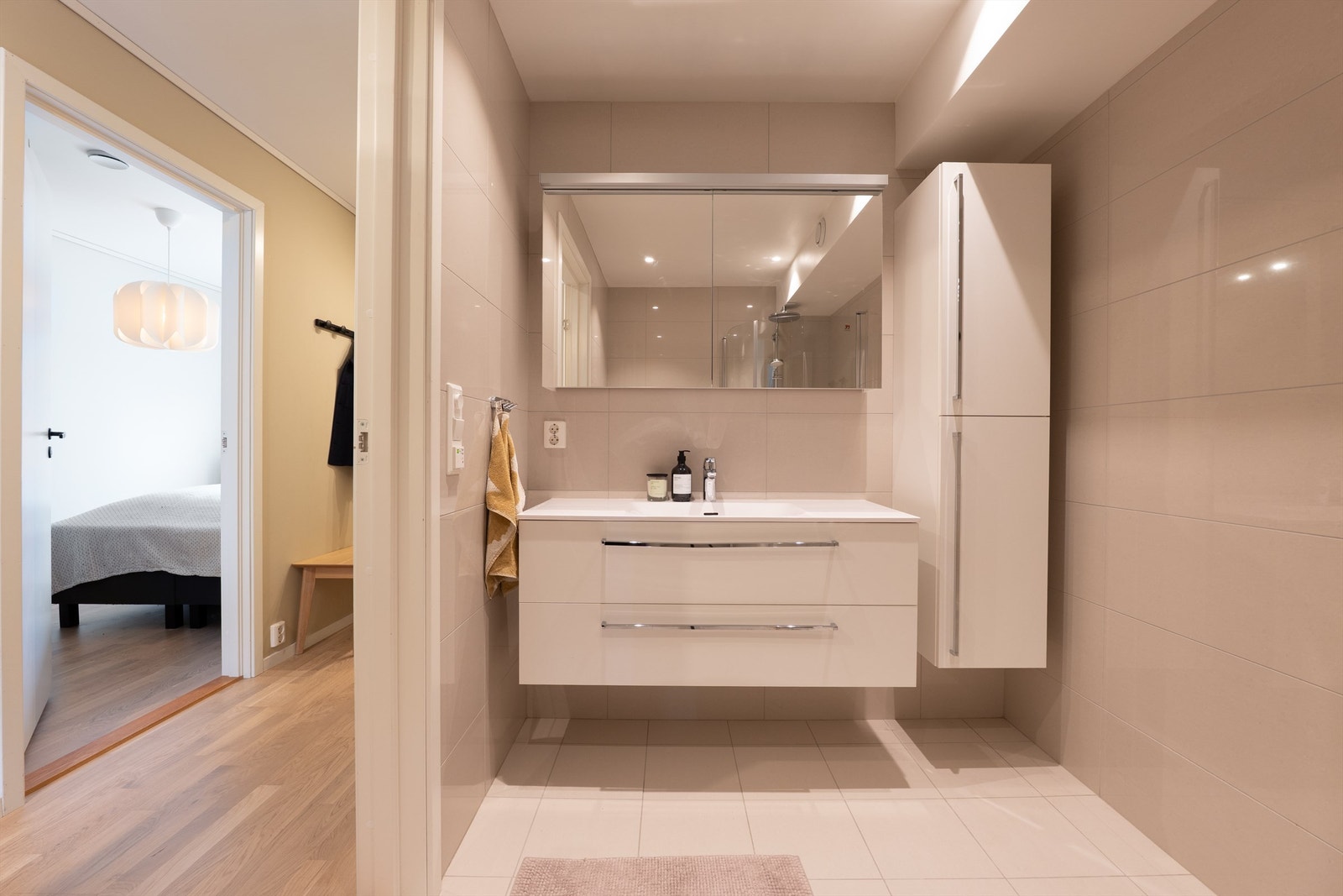 Badet er plassert midt i første etasje og lett tilgjengelig fra begge soverom. Galleribilde