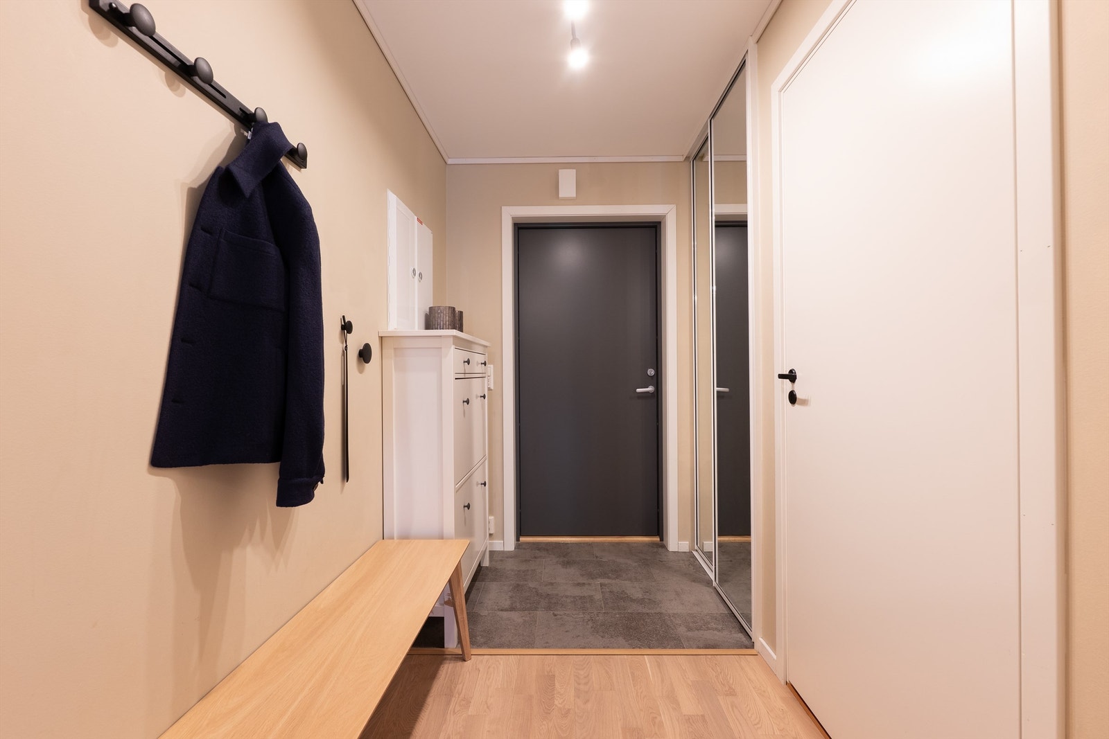 Gulvet innenfor ytterdøren har en robust og praktisk overflate av fliser. Her er det også elektrisk gulvvarme. Galleribilde