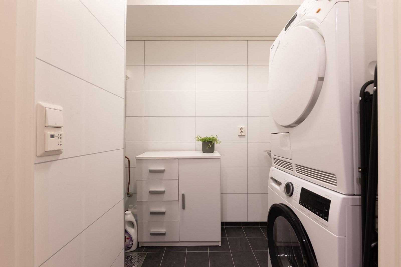 Vaskerom med elektrisk gulvvarme, flislagt gulv og våtromsplater på vegger. Enkelte forhold er gitt TG 2. Galleribilde