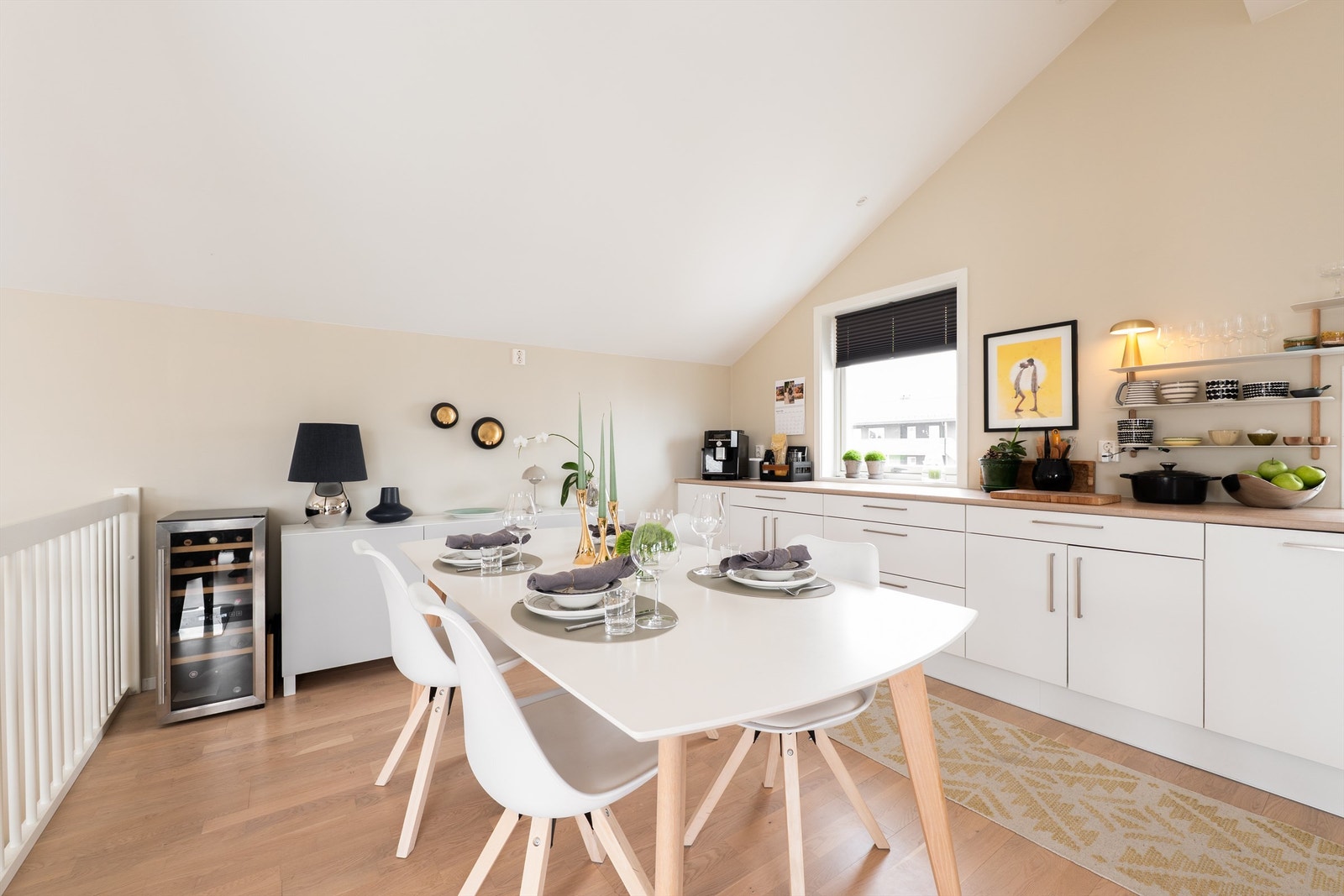 Med god plass til et mer langstrakt spisebord er kjøkkenet velegnet også for bursdager og selskaper, i tillegg til hverdagens måltider. Galleribilde